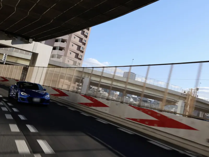 首都高を走るBRZ